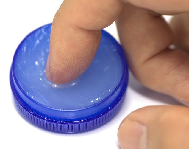 2. Vicks ile tırnak mantarından kurtulun.