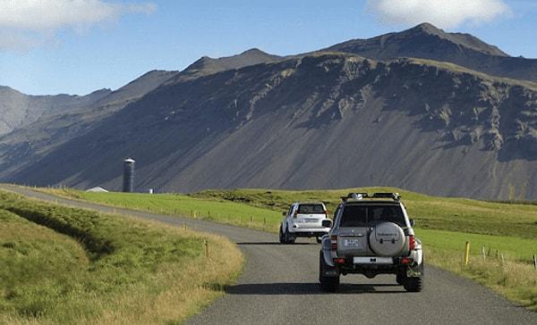 21. "İzlanda'da arabayla sakın araziye çıkmayın. O yolu kısaltmak için çıktığınız arazi bitmeyebilir."