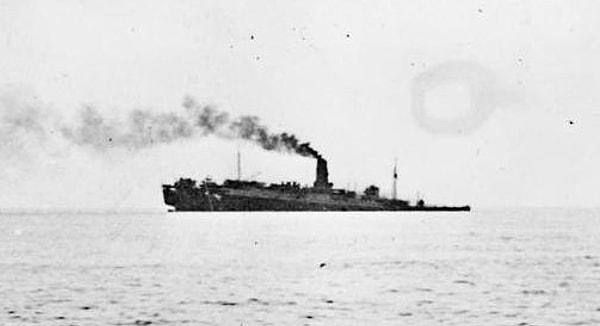 6. İngilizlerin tahliye için Fransa'ya yolladığı gemi Almanlar tarafından batırılıyor.