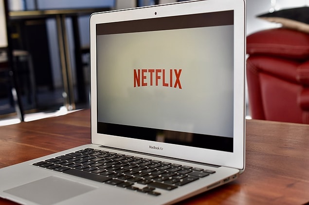 Son yıllarda internet üzerinden dizi ve film izleme platformları hepimizin hayatına girmiş, artık günlük yaşamımızın vazgeçilmez bir parçası olmuş durumda.