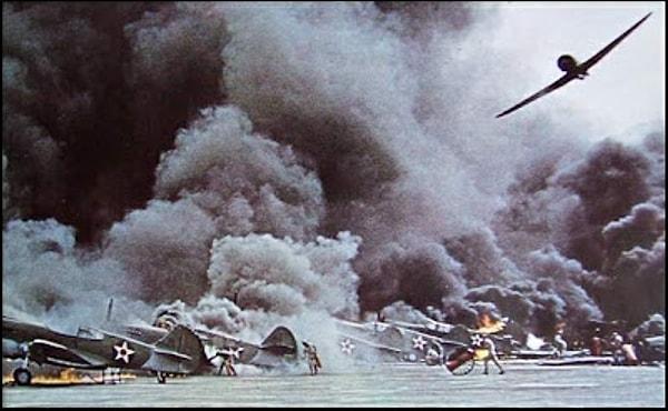 6. Tora! Tora! Tora! filmindeki ünlü Pearl Harbor sahnesinde kazara patlayan bir uçaktan kaçan insanları gösteren sahnenin aslında olmaması gerekiyordu. Alevlerden kaçan insanlar aslında hayatları için koşan dublör ve oyuncular.