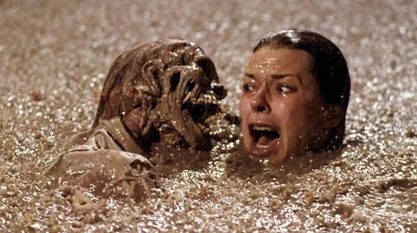 8. Poltergeist filminde Diane'in çamurlu havuza düştüğü ve kendini iskeletlerle çevrili bulduğu o sahneyi hatırlıyor musunuz? O iskeletlerin aslında insan iskeletleri olduğu ortaya çıktı ancak kimse aktris JoBeth Williams'a bahsetmemişti.