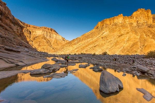 Dünyanın en büyük ikinci kanyonu olan Fish River Kanyonu'da Nambiya'da bulunuyor. 1.8 milyar yıllık kayaların üzerinde birkaç gün boyunca yürüyüş yapabilirsiniz.