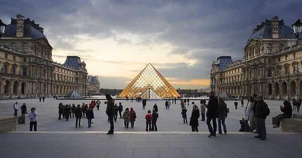 11. "Paris'te turistler için Paris Visite isimli bir kart var. Bu kartı satın almayın. Bunun yerinde Navigo Découverte adlı seyahat kartını alın. Çok daha ucuz, daha az göze batıyorsunuz ve dolandırıcılarla çok daha az muhattap oluyorsunuz."