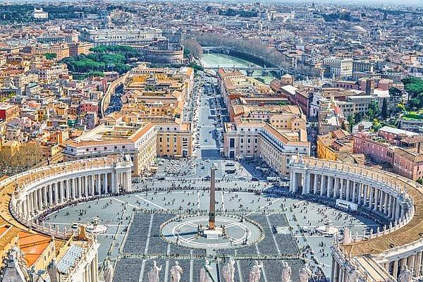 12. "Roma'da, özellikle Vatikan'da dolandırıcılara karşı dikkatli olun. Personel gibi davranarak turistlere Vatikan'a sahte bilet satmaya çalışıyorlar."