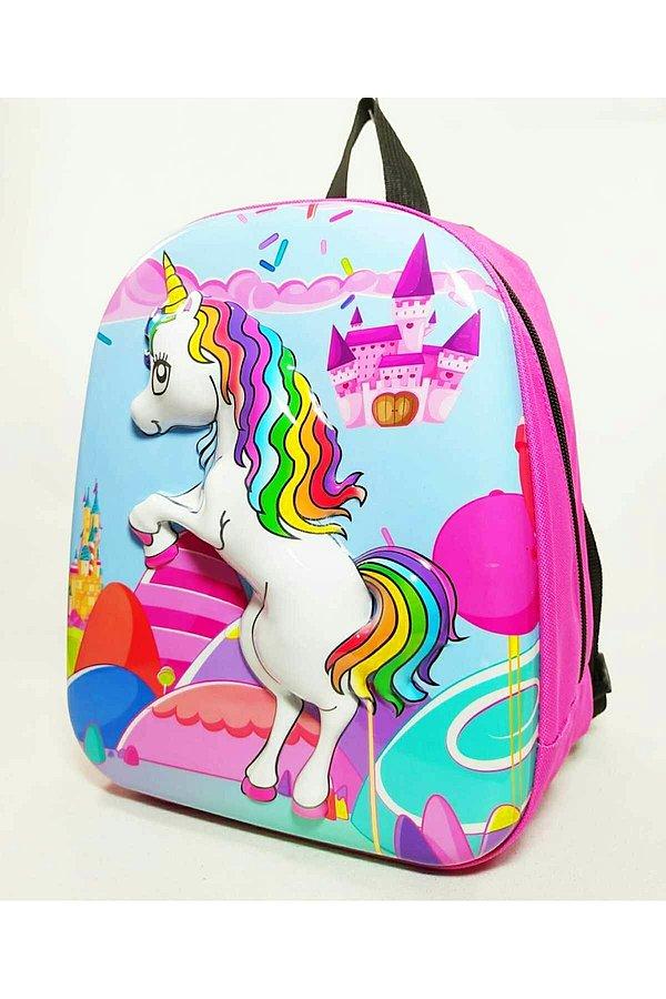13. Ayarlanabilir sırt askısına sahip bu kabartmalı unicorn çanta, minik boyu ve tek bölmesi ile ideal bir anaokul çantası.
