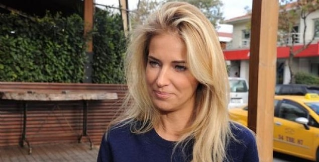 Burcu Esmersoy, aslında İstanbul Üniversitesi Turizm İşletmeciliği bölümünden mezun olmuş. Ardından New York Üniversitesi'nde Hospitality, Tourism and Sports Management eğitimi almış.