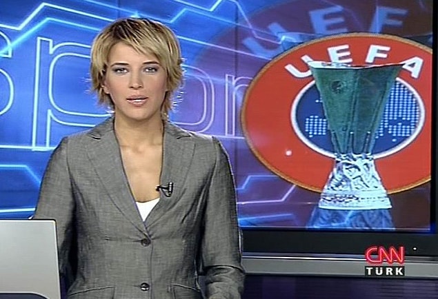 Ardından Burcu Esmersoy, İhsan Topaloğlu'nun ısrarlarına dayanamadı ve spor spikeri olarak ekranların ön yüzüne geçti. Buradaki kariyerini ise 2005 yılına kadar sürdürdü.