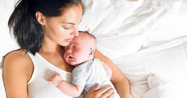Bebekler anne kucağında uyumaya alıştırılmamalıdır.