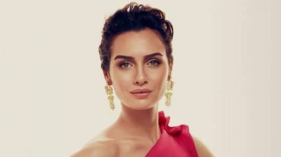 Birce Akalay Sete Çıktı: İşte Sevilen Dizinin Çekimlerinden İlk Kare…