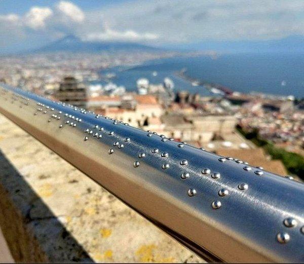 1. Napoli'de bulunan bir tepedeki korkulukta görme engelli kişiler için braille ile manzara anlatılmış: