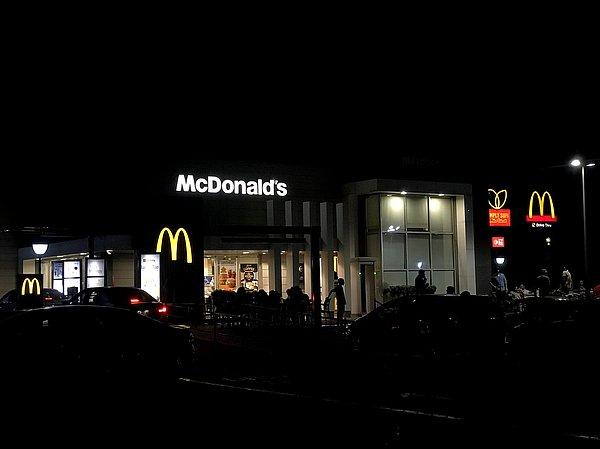 5. "McDonald's a McDO derdik ve Amerika'da bunu kimsenin söylememesi garip geliyor. Ayrıca, Filipinler'de McDonald's'dan tavuk ve pilav ya da spagetti alabilirdiniz...