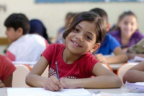 Okul çağında çocukları olan ve maddi imkanı kısıtlı Suriyeli aileler, Şartlı Eğitim Yardımı'ndan da (Ş.E.Y.) yararlanabiliyor. Buna göre ilköğretime devam eden erkek öğrencilere aylık 45 TL, kız öğrencilere 50 TL, ortaöğretime devam eden erkek öğrencilere aylık 55 TL, kız öğrencilere aylık 75 TL ödeme yapılıyor.