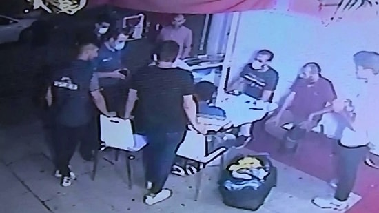 Telefonunu Çalan Hırsıza Üzülüp Üzerine Para Verdi, Mahalleli Yemek Yedirip Çay İçirdi