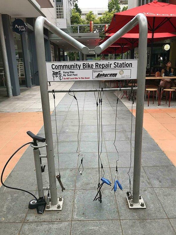 13. Avustralya'nın Brisbane şehrinde halka açık bisiklet tamir alanları var.