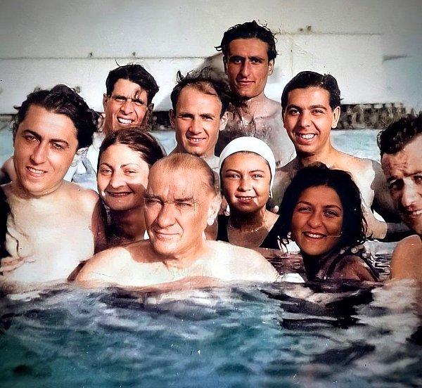 7. Atatürk plajda insanlarla denize girerken, İstanbul, 1936.