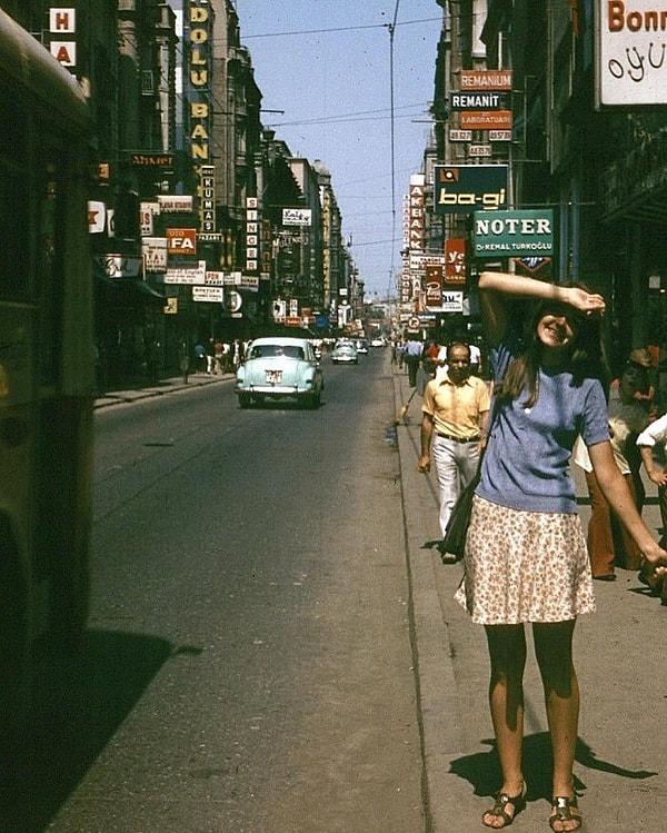 9. İstiklal Caddesi'nde poz veren genç kız, İstanbul, 1970.