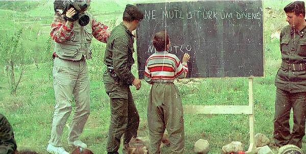 12. Çocuklara Türkçe öğreten Türk askerleri, Şırnak, 1990.