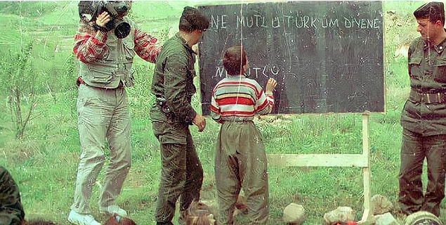 12. Çocuklara Türkçe öğreten Türk askerleri, Şırnak, 1990.