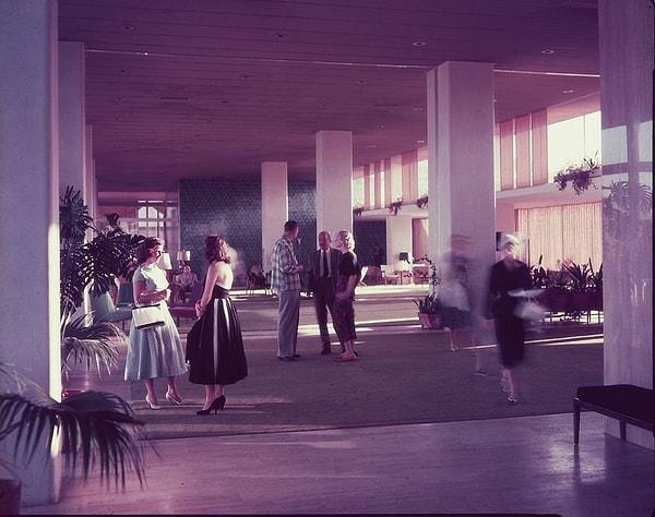 14. Hilton otel lobisindeki misafirler, İstanbul, 1967.