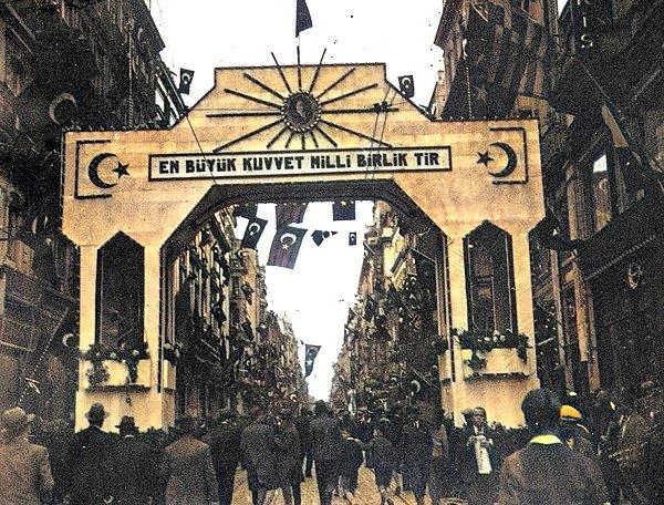 10. İstiklal Caddesi, İstanbul, 1933.