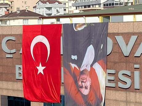 Hata mı Yoksa Kasıtlı mı? AKP'li Belediye, Atatürk Fotoğrafını Ters Astı