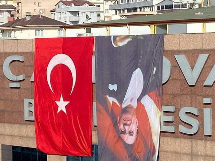 Hata mı Yoksa Kasıtlı mı? AKP'li Belediye, Atatürk Fotoğrafını Ters Astı