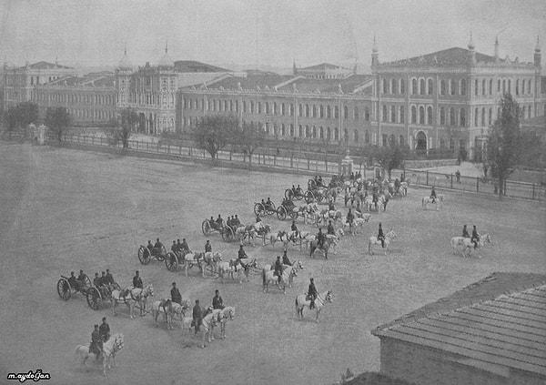 İkdam gazetesi 23 Mayıs 1910'daki sayısıyla okuyucularına şehirde boğa güreşleri yapılacağını duyurur. Hatta Taksim Talimhane'de bu organizasyon için bir cambazhane bile kurulur.