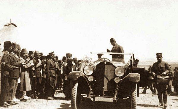 2. 30 Ağustos 1924, Dumlupınar'da "Meçhul Asker Anıtı"nın temelini atarken...