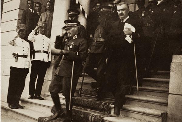 3. 30 Ağustos 1925, Kastamonu'da Türk Ocağı ziyaretinden sonra CHP Merkezi'ne gelir...