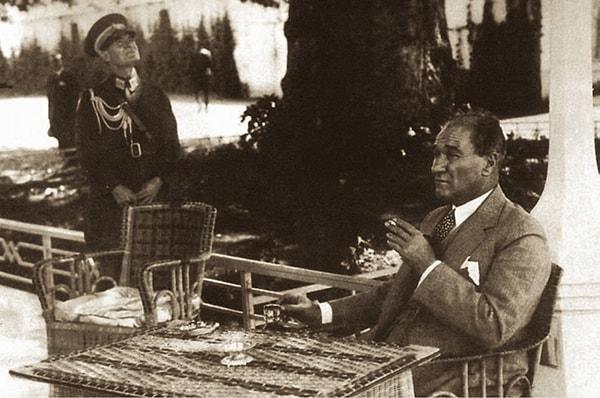 6. 30 Ağustos 1932, Yalova'da gece sofradayken bir anı hatırlar Atatürk ve yanındaki İsmet Paşa'ya anlatır: "Hatırlar mısın, Rayak Bölgesi Komutanı olarak vazifem başına giderken..."