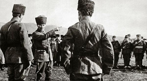 Rivayet edilir ki Mustafa Kemal Paşa, Yunan ordularının geriye çekilişi sırasında şöyle seslenir: Hacıanestis gel de ordularını kurtar! Halbuki bu general kendisini dahi kurtaramayacaktır.