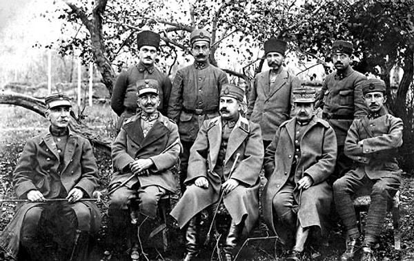 Bu arada savaş sırasında esir alınan General Trikupis mevzubahis idamlardan ötürü Atatürk tarafından bir süre daha Türkiye'de misafir edilir ve 1923'te Yunanistan'a döner; ancak yargılanmaz.