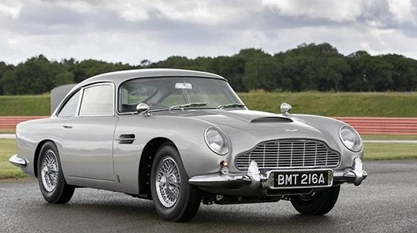 İşte ilk olarak 1964 tarihli Goldfinger (Altın Parmak) filminde karşımıza çıkan Aston Martin DB5 da sinema tarihinin unutulmazları arasına giren araçlar arasında.