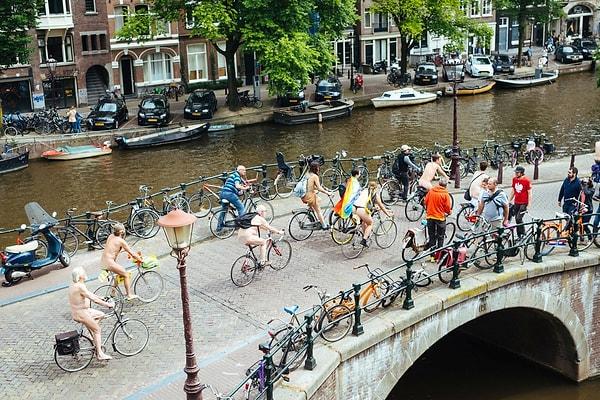 Amsterdam'da şu sıralar dünyanın dört bir yanında ilgiyle karşılanan bir bisiklet yarışı yapılıyor. Bu yarışı diğerlerinden ayıran nokta ise çıplak yapılması!