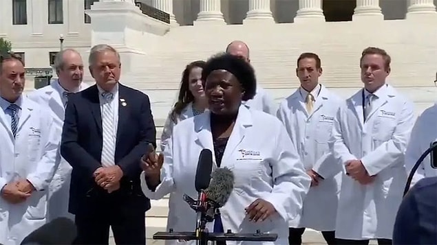 "Sosyal medya üzerinden toplanan gruplar Ivermectin istese de doktorlar bu reçeteyi yazmayı reddedince çareyi başka yollarda aramaya başladılar. Sonuç olarak America's Frontline Doctors ile bağlantısı olan başka bir kuruluşu buldular..."