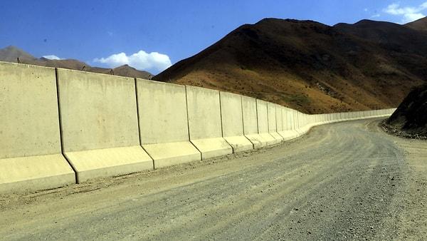Yüksekova- İran sınır hattındaki  43 kilometrelik hatta yapılan modüler duvar çalışmaları tamamlandı.