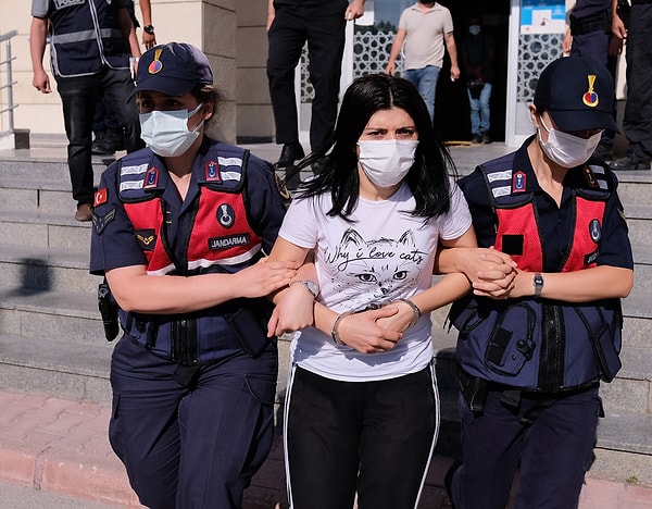 Esra Taş'ın, Hüseyin K.'nin, ailesinin baskısıyla kendisinden ayrıldığını ve bu nedenle o aileye zarar vermek istediğini, bu durumu sevgilisi Abdullah Başdemir'e anlattığı, Başdemir'in de para karşılığı 2 kişi kiralayıp, korkutup, zarar vermeleri için Hüseyin K.'nin evine gönderdiği öne sürülmüştü.