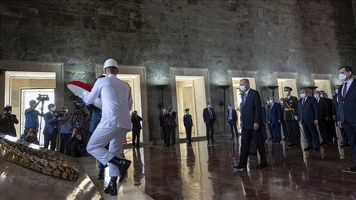 Anıtkabir Özel Defteri'ni İmzalayan Erdoğan: 'Emanetiniz Olan Türkiye Cumhuriyeti Devleti Emin Ellerdedir'