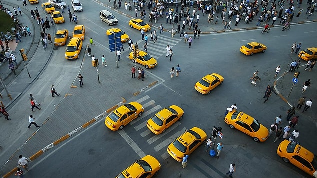 Biliyorsunuz ki Türkiye'nin en kalabalık şehri olan İstanbul'da çok uzun bir zamandır taksi problemi yaşanıyor.