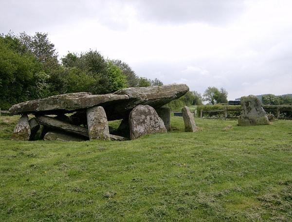 Arthur'un Taşı'nın, 5.700 yıl kadar önce Neolitik Çağın başlarında ayin düzenlemek amacıyla inşa edilen bir anıt olduğu düşünülüyor.