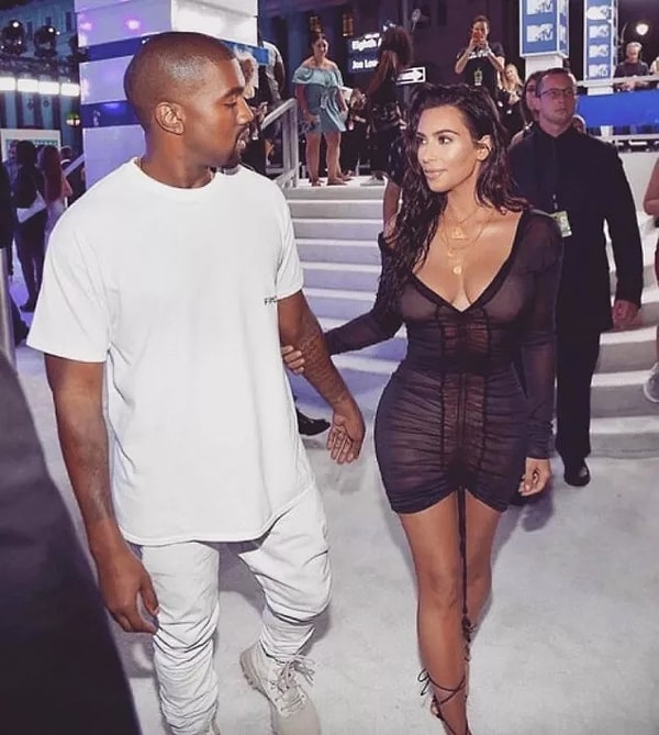 14. Kanye West, uzun bir aradan sonra yeni albümü Donda'yı çıkardı. Albüm tanıtımının gecesinde de her hareketleriyle gündeme geldiği eski eşi Kim Kardashian ile yeniden evlilik töreni düzenledi.