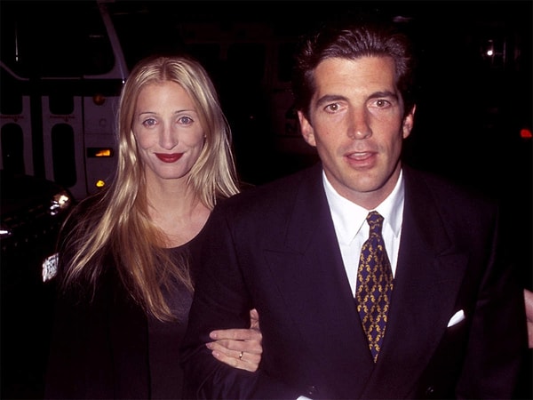 80'li ve 90'lı yıllarda adı Sarah Jessica Parker ve Madonna gibi pek çok ünlü isimle anılan John F. Kennedy Jr., hayatının aşkı olarak tanımladığı Carolyn Bessette ile 1994 yılında tanıştı.