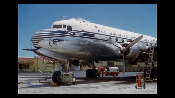 Ve Juan ile arkadaşları bir anda onlara doğru bir uçağın yaklaştığını fark ederler:  DC-4 McDonnell Douglas
