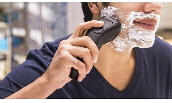 7. Philips'ten erkekleri çok memnun edecek bir tıraş makinesi.