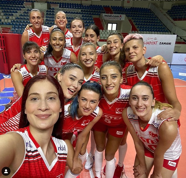 Biliyorsunuz ki Kadın Milli Voleybol Takımımız son dönemlerde başarıdan başarıya koşuyor, kazandıkları maçlarla bizleri gururlandırıyor.