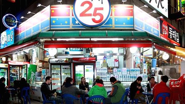 8. "Kore'de mahalle marketlerinin içinde sıcak su ve mikrodalga var. Satın aldığınız yemekleri marketin önündeki masalara oturup yiyebiliyorsunuz!"