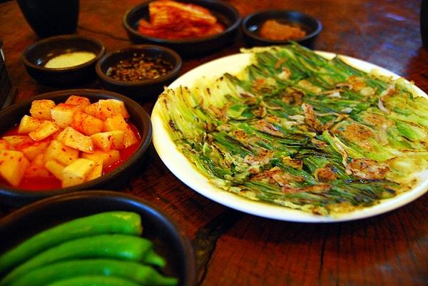 6. "Yeşil soğanlı pankek olan pajeon isimli yiyeceği sadece yağmurlu günlerde yiyorlar. Bu yemek farklı tür sebzelerle ve hatta deniz ürünleriyle de yapılabiliyor."