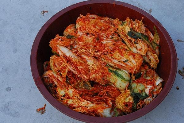 14. "Koreliler için vazgeçilmez bir geleneksel yiyecek olan kimchi yani lahana turşusu, çoğunlukla Çin'den ithal ediliyor."