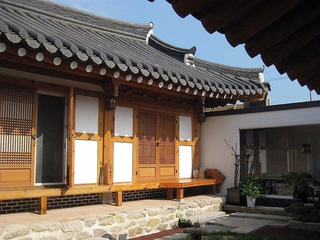 7. "Kore'de ev kiralamaya çalışırken metrekare yerine 'pyeong' ismi verilen bir ölçünün kullanmasına şaşırabilirsiniz. Bu ölçü birimi Kore'nin Japon istilasına uğradığı zamanlardan kalma ve 1 pyeong tam olarak 3.3058 metrekareye denk geliyor."